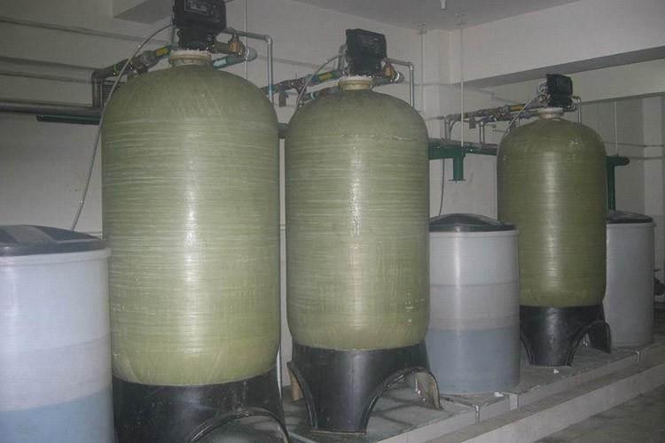 全自動軟化水設備靈活性高，完全適合用戶需求：根據用水情況可選單罐、雙罐或雙罐系統(tǒng)，能實現(xiàn)不間斷供應軟水