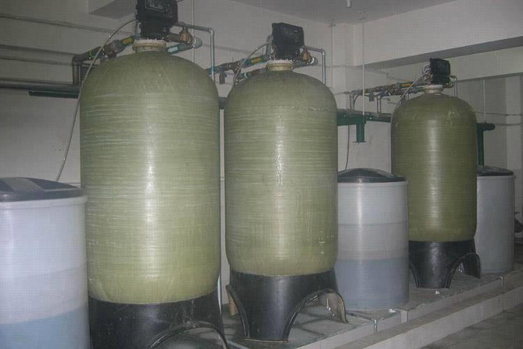 全自動軟化水設(shè)備結(jié)構(gòu)緊湊，占地面積小，無需專用的設(shè)備基礎(chǔ)，放置于平整的水泥地面上即可